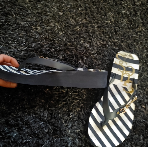 Guess Flip Flop Sandles - Picture 4 of 4